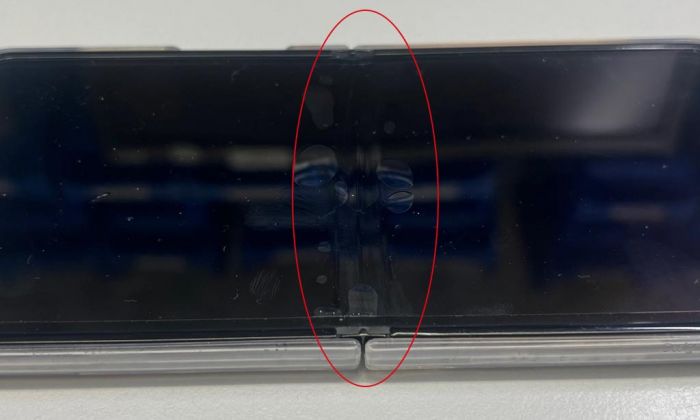 Defekte Schutzfolie an der Klappstelle